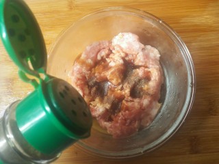 8、糯米丸子,加入适量五香粉，适量黑胡椒粉。