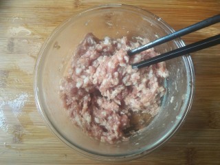 9、糯米丸子,按顺时针方向搅拌至上劲。