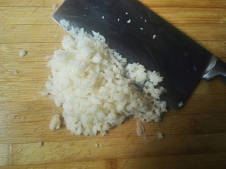 10、糯米丸子,莲藕三分之一二半切小碎备用。