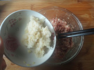 12、糯米丸子,把藕蓉放入肉馅中。