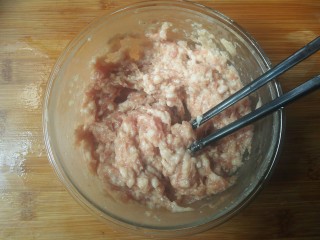 13、糯米丸子,按顺序方向搅拌至藕蓉融入肉馅中。