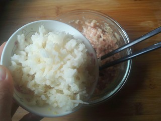 14、糯米丸子,再倒入切好藕碎。