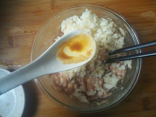 15、糯米丸子,加入一勺油。