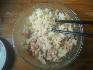 16、糯米丸子,把油和藕碎先搅拌一下（也可以先把油和藕碎搅拌均匀再倒入肉馅中）。