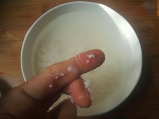 18、糯米丸子,拿出提前2～3小时前泡的糯米（糯米用手轻轻碾一下就碎表示就泡好啦）。