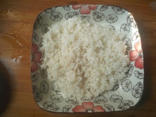 19、糯米丸子,沥去水，把糯米放入盘中。