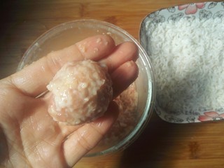 20、糯米丸子,用左右手来回把肉圆掂圆。