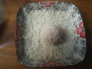 22、糯米丸子,让肉圆在盘中360℃滚动，使肉丸表面均匀沾上糯米。