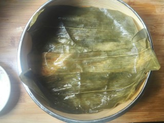 23、糯米丸子,屉里面垫一点粽子叶（也可以不垫，看自己）。