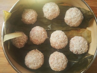 24、糯米丸子,把做好的丸子放入屉中。