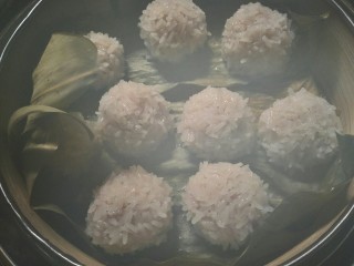 25、糯米丸子,入蒸锅蒸大火20分钟左右即可。