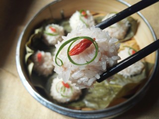 26、糯米丸子,放放上葱丝卷，和枸杞做点缀（也可以不放）。