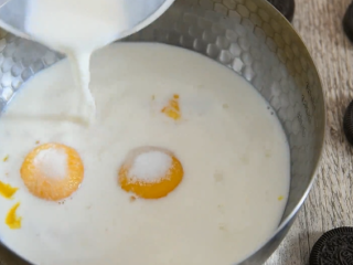 2、夏天自制麦旋风，感受无限续杯的幸福体验！,加入70g白砂糖，100g牛奶拌匀