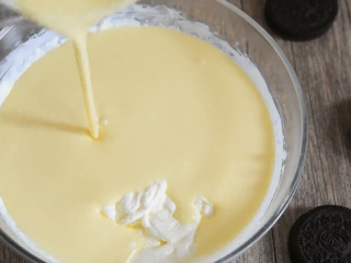 8、夏天自制麦旋风，感受无限续杯的幸福体验！,倒入晾凉的蛋奶拌匀