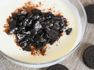 10、夏天自制麦旋风，感受无限续杯的幸福体验！,倒入奥利奥碎搅拌