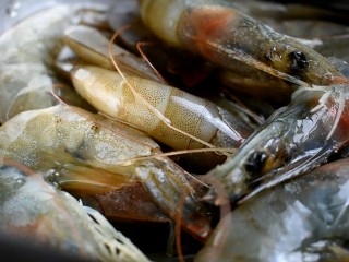 1、茄汁大虾,将大虾处理干净，倒入料酒