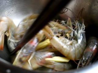 3、茄汁大虾,用筷子搅拌均匀，腌制一刻钟