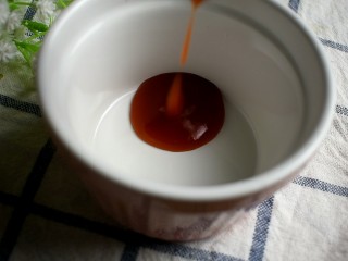 4、茄汁大虾,下边来调酱汁:4勺番茄酱