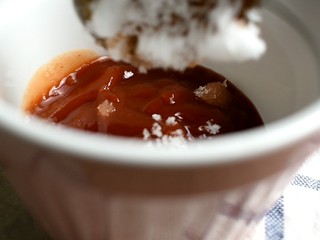 5、茄汁大虾,再放入2勺的白糖