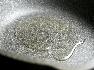 10、茄汁大虾,锅中倒入食用油