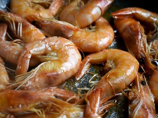13、茄汁大虾,炒至虾全身都通红，盛出