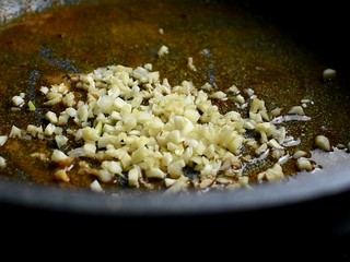 14、茄汁大虾,将蒜切成蒜末，留底油，将蒜末倒进去