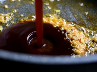 15、茄汁大虾,爆香后，倒入调好的酱汁