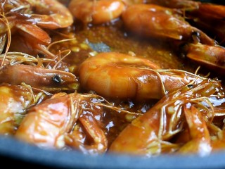 17、茄汁大虾,翻炒几下，均匀裹上酱汁