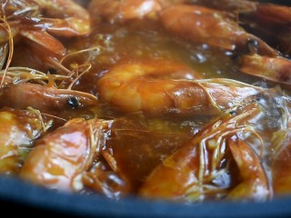 18、茄汁大虾,再倒入一小碗热水