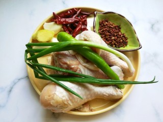 2、干煸辣子鸡丁,准备食材。