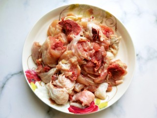 3、干煸辣子鸡丁,鸡腿切小块。