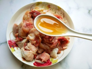 5、干煸辣子鸡丁,一勺料酒。