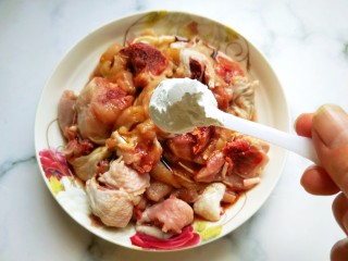 7、干煸辣子鸡丁,两勺淀粉。