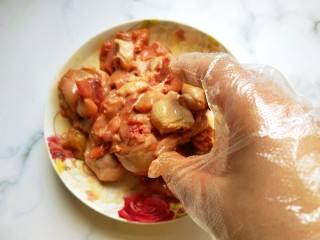 8、干煸辣子鸡丁,抓拌均匀。