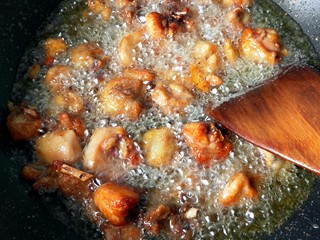 12、干煸辣子鸡丁,大火炸至金黄捞出。