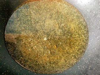 10、干煸辣子鸡丁,锅内放油，烧七成热。