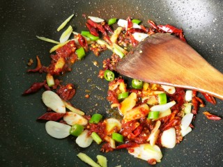 14、干煸辣子鸡丁,放杭椒，一勺豆瓣酱炒出红油。