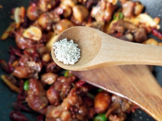 16、干煸辣子鸡丁,放胡椒粉，鸡精。