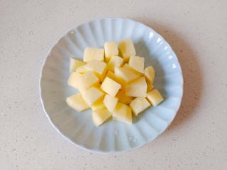 3、水果汤圆,苹果去皮切成小块