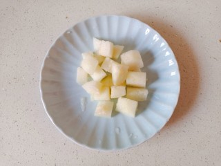 4、水果汤圆,梨去皮切成一块