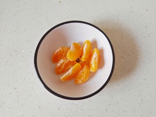 5、水果汤圆,砂糖橘剥去皮，把橘子分成小瓣