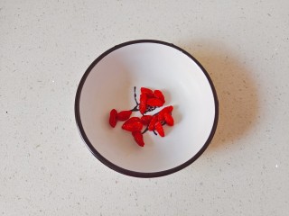 6、水果汤圆,枸杞清洗干净备用