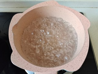 7、水果汤圆,锅中加入适量清水煮开