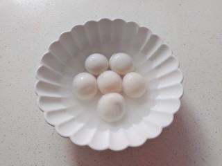 10、水果汤圆,煮好的汤圆捞出放入碗中