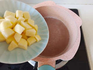 11、水果汤圆,煮汤圆的水加入苹果块