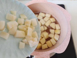 12、水果汤圆,加入梨块煮2分钟
