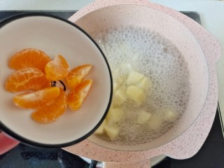 13、水果汤圆,加入橘子瓣煮1分钟