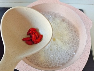 14、水果汤圆,最后加入枸杞关火，盛入装汤圆的碗中。