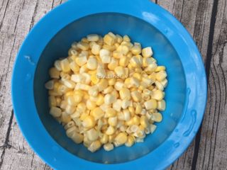 3、沙茶牛肉饭,玉米半根洗净后掰成一粒粒待用（我市场买的时候卖家给掰好的）