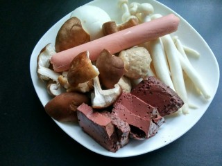 3、快手麻辣烫,鸡蛋剥壳，香菇撕小块，火腿肠去包装。